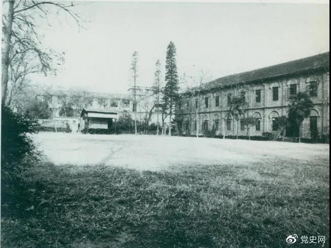 　　1927年3月18日，毛澤東出席在武昌舉行的河南武裝農(nóng)民代表大會，并作湖南農(nóng)運狀況報告。圖為大會會場——武昌農(nóng)講所大操場。