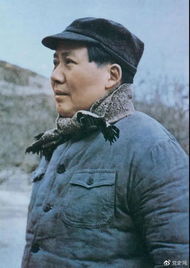 　　1947年3月18日，中共中央機關(guān)主動撤離延安。毛澤東和周恩來、任弼時等繼續(xù)留在陜北，指揮全國人民解放戰(zhàn)爭。這是轉(zhuǎn)戰(zhàn)陜北前夕的毛澤東。